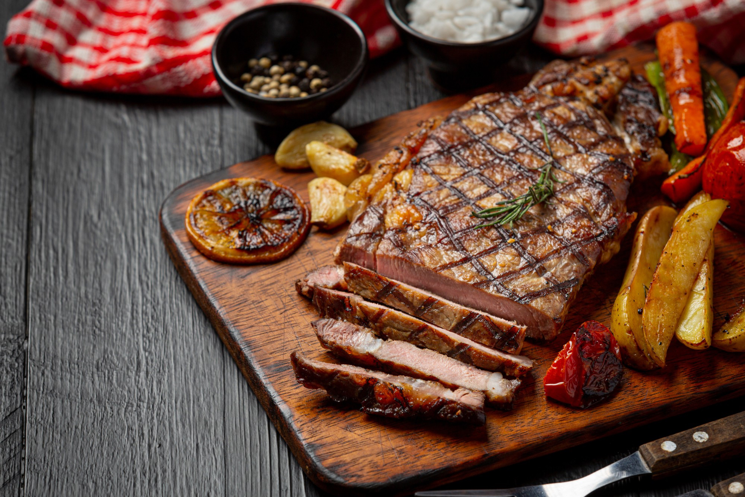 Mangalda pişen imza steak'imiz — kemikli, sulu ve baharatlı.